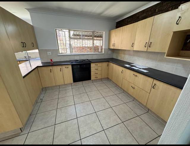 3 BEDROOM HOUSE FOR SALE IN BONAERO PARK